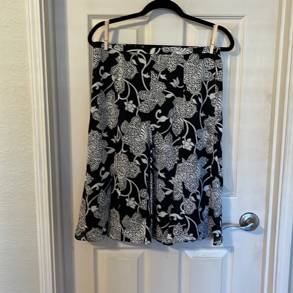 Ann Taylor skirt with sides up. Size 8.